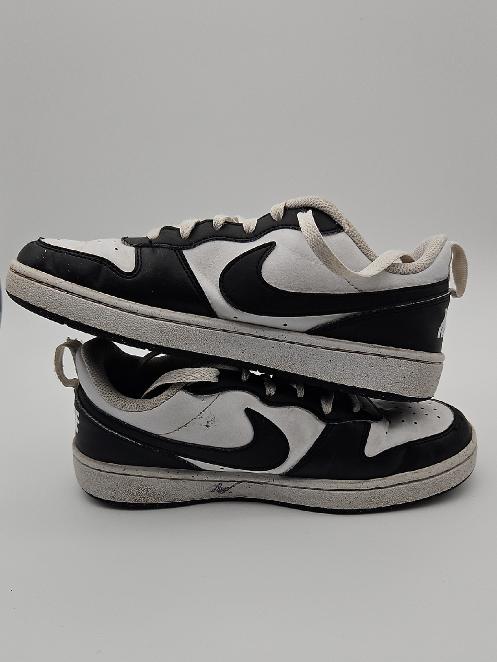 Nike Big Kids Black & White Low Sneakers sz 5.5Y Distressed, WELL WORN - Picture 4 of 7